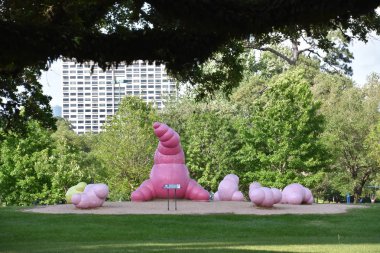 18 Nisan 2019 'da Houston, Teksas' taki Hermann Park 'ta Sharon Engelstein tarafından Dillidiidae' de görüldü. Hermann Park için, Engelstein daha uzun bir element tasarladı, Mamadillidiidae..