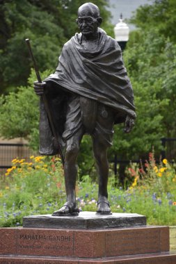 18 Nisan 2019 'da Houston, Teksas' taki Hermann Park 'taki McGovern Centennial Gardens' taki Mahatma Gandhi heykeli.