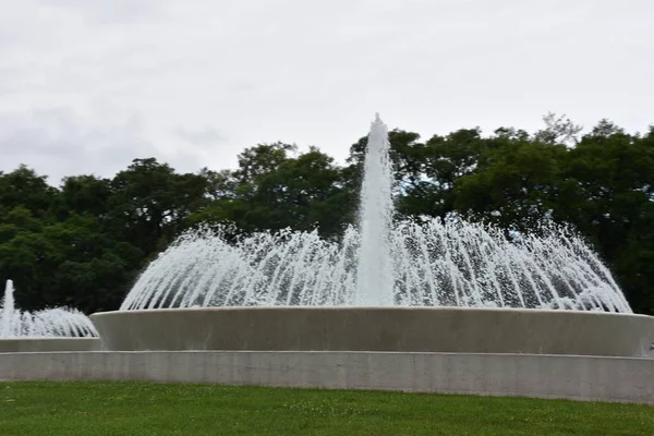 休斯敦 Rr18 位于德克萨斯州休斯顿的麦加泉 见2019年4月18日 这是由尤金 沃林设计的1964年喷泉 — 图库照片