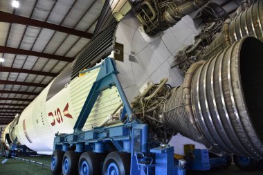 Houston, Tx - Nis 19: Saturn V Rocket Nisan'da Houston Texas Uzay Merkezi'nde 19 Nisan 2019. Onun bir bilim ve uzay öğrenme merkezi, Nasa Johnson Uzay Merkezi resmi ziyaretçi merkezi ve Smithsonian müzesi.