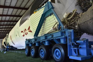 Houston, Tx - Nis 19: Saturn V Rocket Nisan'da Houston Texas Uzay Merkezi'nde 19 Nisan 2019. Onun bir bilim ve uzay öğrenme merkezi, Nasa Johnson Uzay Merkezi resmi ziyaretçi merkezi ve Smithsonian müzesi.