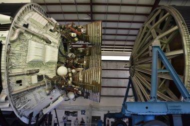 Houston, Tx - Nis 19: Saturn V Rocket Nisan'da Houston Texas Uzay Merkezi'nde 19 Nisan 2019. Onun bir bilim ve uzay öğrenme merkezi, Nasa Johnson Uzay Merkezi resmi ziyaretçi merkezi ve Smithsonian müzesi.
