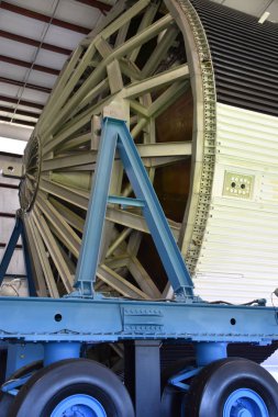 Houston, Tx - Nis 19: Saturn V Rocket Nisan'da Houston Texas Uzay Merkezi'nde 19 Nisan 2019. Onun bir bilim ve uzay öğrenme merkezi, Nasa Johnson Uzay Merkezi resmi ziyaretçi merkezi ve Smithsonian müzesi.