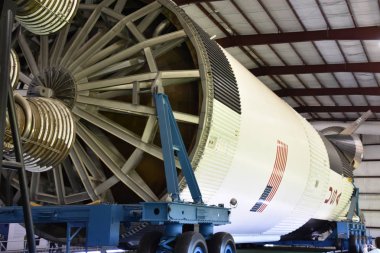 Houston, Tx - Nis 19: Saturn V Rocket Nisan'da Houston Texas Uzay Merkezi'nde 19 Nisan 2019. Onun bir bilim ve uzay öğrenme merkezi, Nasa Johnson Uzay Merkezi resmi ziyaretçi merkezi ve Smithsonian müzesi.