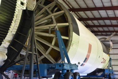 Houston, Tx - Nis 19: Saturn V Rocket Nisan'da Houston Texas Uzay Merkezi'nde 19 Nisan 2019. Onun bir bilim ve uzay öğrenme merkezi, Nasa Johnson Uzay Merkezi resmi ziyaretçi merkezi ve Smithsonian müzesi.