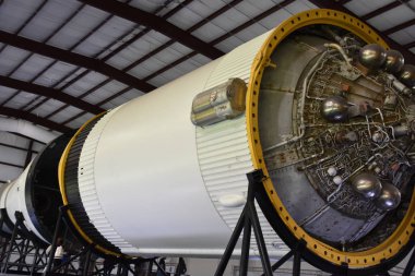 Houston, Tx - Nis 19: Saturn V Rocket Nisan'da Houston Texas Uzay Merkezi'nde 19 Nisan 2019. Onun bir bilim ve uzay öğrenme merkezi, Nasa Johnson Uzay Merkezi resmi ziyaretçi merkezi ve Smithsonian müzesi.