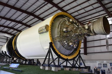 Houston, Tx - Nis 19: Saturn V Rocket Nisan'da Houston Texas Uzay Merkezi'nde 19 Nisan 2019. Onun bir bilim ve uzay öğrenme merkezi, Nasa Johnson Uzay Merkezi resmi ziyaretçi merkezi ve Smithsonian müzesi.