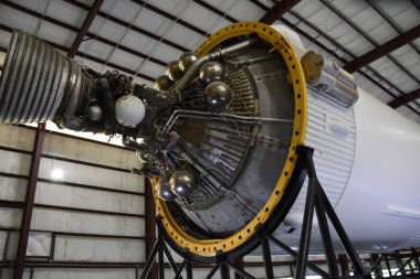 Houston, Tx - Nis 19: Saturn V Rocket Nisan'da Houston Texas Uzay Merkezi'nde 19 Nisan 2019. Onun bir bilim ve uzay öğrenme merkezi, Nasa Johnson Uzay Merkezi resmi ziyaretçi merkezi ve Smithsonian müzesi.