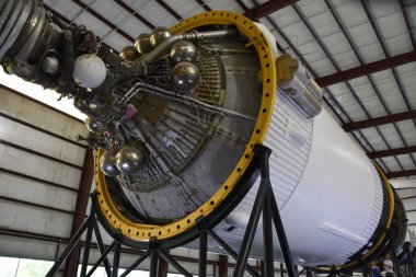 Houston, Tx - Nis 19: Saturn V Rocket Nisan'da Houston Texas Uzay Merkezi'nde 19 Nisan 2019. Onun bir bilim ve uzay öğrenme merkezi, Nasa Johnson Uzay Merkezi resmi ziyaretçi merkezi ve Smithsonian müzesi.