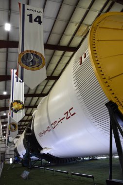 Houston, Tx - Nis 19: Saturn V Rocket Nisan'da Houston Texas Uzay Merkezi'nde 19 Nisan 2019. Onun bir bilim ve uzay öğrenme merkezi, Nasa Johnson Uzay Merkezi resmi ziyaretçi merkezi ve Smithsonian müzesi.