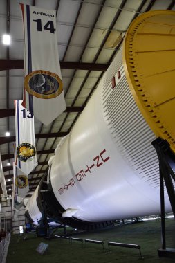 Houston, Tx - Nis 19: Saturn V Rocket Nisan'da Houston Texas Uzay Merkezi'nde 19 Nisan 2019. Onun bir bilim ve uzay öğrenme merkezi, Nasa Johnson Uzay Merkezi resmi ziyaretçi merkezi ve Smithsonian müzesi.