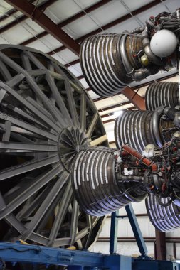 Houston, Tx - Nis 19: Saturn V Rocket Nisan'da Houston Texas Uzay Merkezi'nde 19 Nisan 2019. Onun bir bilim ve uzay öğrenme merkezi, Nasa Johnson Uzay Merkezi resmi ziyaretçi merkezi ve Smithsonian müzesi.
