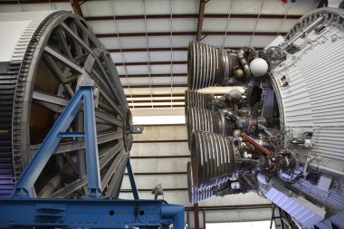 Houston, Tx - Nis 19: Saturn V Rocket Nisan'da Houston Texas Uzay Merkezi'nde 19 Nisan 2019. Onun bir bilim ve uzay öğrenme merkezi, Nasa Johnson Uzay Merkezi resmi ziyaretçi merkezi ve Smithsonian müzesi.