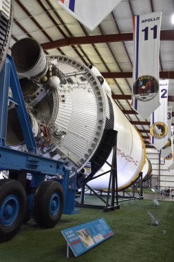 Houston, Tx - Nis 19: Saturn V Rocket Nisan'da Houston Texas Uzay Merkezi'nde 19 Nisan 2019. Onun bir bilim ve uzay öğrenme merkezi, Nasa Johnson Uzay Merkezi resmi ziyaretçi merkezi ve Smithsonian müzesi.