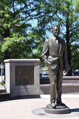 HOUSTON, TX 20 NİSAN: 20 Nisan 2019 'da Houston, Teksas' taki Sesquicentennial Park 'ta bulunan Bush Anıtı. Charlotte, Kuzey Carolina 'dan sanatçı Chas Fagan' ın 2,5 metrelik bronz heykeli..