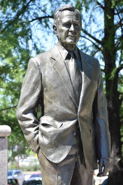 HOUSTON, TX 20 NİSAN: 20 Nisan 2019 'da Houston, Teksas' taki Sesquicentennial Park 'ta bulunan Bush Anıtı. Charlotte, Kuzey Carolina 'dan sanatçı Chas Fagan' ın 2,5 metrelik bronz heykeli..