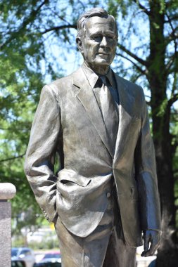 HOUSTON, TX 20 NİSAN: 20 Nisan 2019 'da Houston, Teksas' taki Sesquicentennial Park 'ta bulunan Bush Anıtı. Charlotte, Kuzey Carolina 'dan sanatçı Chas Fagan' ın 2,5 metrelik bronz heykeli..