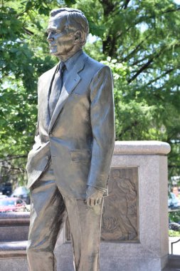 HOUSTON, TX 20 NİSAN: 20 Nisan 2019 'da Houston, Teksas' taki Sesquicentennial Park 'ta bulunan Bush Anıtı. Charlotte, Kuzey Carolina 'dan sanatçı Chas Fagan' ın 2,5 metrelik bronz heykeli..