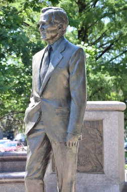 HOUSTON, TX 20 NİSAN: 20 Nisan 2019 'da Houston, Teksas' taki Sesquicentennial Park 'ta bulunan Bush Anıtı. Charlotte, Kuzey Carolina 'dan sanatçı Chas Fagan' ın 2,5 metrelik bronz heykeli..