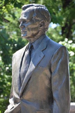 HOUSTON, TX 20 NİSAN: 20 Nisan 2019 'da Houston, Teksas' taki Sesquicentennial Park 'ta bulunan Bush Anıtı. Charlotte, Kuzey Carolina 'dan sanatçı Chas Fagan' ın 2,5 metrelik bronz heykeli..
