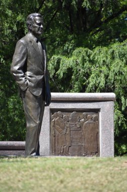 HOUSTON, TX 20 NİSAN: 20 Nisan 2019 'da Houston, Teksas' taki Sesquicentennial Park 'ta bulunan Bush Anıtı. Charlotte, Kuzey Carolina 'dan sanatçı Chas Fagan' ın 2,5 metrelik bronz heykeli..