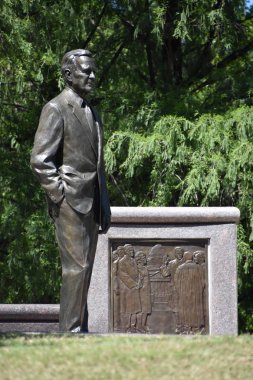 HOUSTON, TX 20 NİSAN: 20 Nisan 2019 'da Houston, Teksas' taki Sesquicentennial Park 'ta bulunan Bush Anıtı. Charlotte, Kuzey Carolina 'dan sanatçı Chas Fagan' ın 2,5 metrelik bronz heykeli..