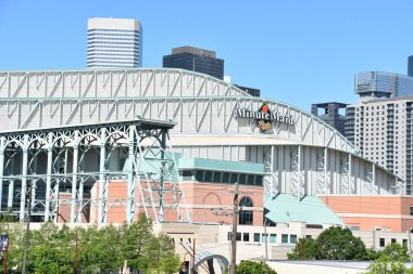 20 Nisan 2019 'da Houston, Teksas' taki Minute Maid Park 'ta görüldüğü gibi. 2000 yılında Major League Baseball Ligi 'nin Houston Astros stadyumu olarak açıldı.).