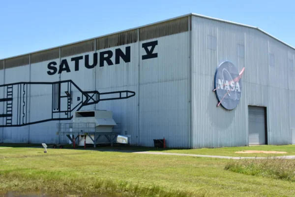 ヒューストン テキサス州 4月19日 2019年4月19日にテキサス州ヒューストンの宇宙センターでサターンVロケット その科学と宇宙学習センター ナサジョンソン宇宙センター公式ビジターセンターとスミソニアン博物館 — ストック写真