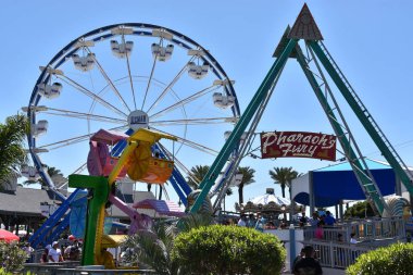 Kemah, Teksas yakınlarındaki Kemah Boardwalk 'ta 21 Nisan 2019' da gezinti yapıyor. 60 dönümlük Teksas Körfezi temalı bir parktır ve ABD 'nin en önemli tahta kaldırımlarından biri olarak kabul edilir..