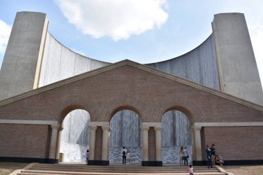 22 Nisan 2019 'da Houston, Teksas' taki Gerald D. Hines Waterwall Parkı 'nda görüldü. Yarı dairesel çeşme 64 fit yüksekliğindedir ve John Burgee Mimarlar tarafından Philip Johnson ile tasarlanmıştır..