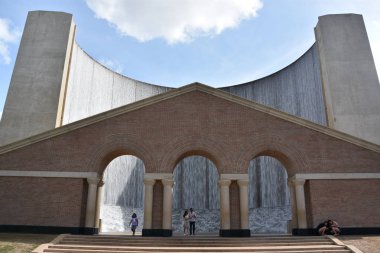 22 Nisan 2019 'da Houston, Teksas' taki Gerald D. Hines Waterwall Parkı 'nda görüldü. Yarı dairesel çeşme 64 fit yüksekliğindedir ve John Burgee Mimarlar tarafından Philip Johnson ile tasarlanmıştır..