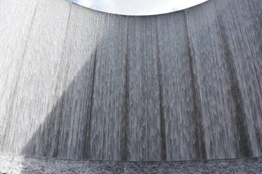 22 Nisan 2019 'da Houston, Teksas' taki Gerald D. Hines Waterwall Parkı 'nda görüldü. Yarı dairesel çeşme 64 fit yüksekliğindedir ve John Burgee Mimarlar tarafından Philip Johnson ile tasarlanmıştır..
