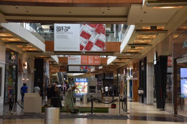 Houston, Tx - Nis 22: Houston Galleria alışveriş merkezi, Teksas, 22 Nisan 2019 tarihinde görüldüğü gibi. Houston Uptown District bulunan lüks bir karma kullanımlı kentsel gelişim alışveriş merkezi.