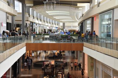 Houston, Tx - Nis 22: Houston Galleria alışveriş merkezi, Teksas, 22 Nisan 2019 tarihinde görüldüğü gibi. Houston Uptown District bulunan lüks bir karma kullanımlı kentsel gelişim alışveriş merkezi.