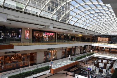 Houston, Tx - Nis 22: Houston Galleria alışveriş merkezi, Teksas, 22 Nisan 2019 tarihinde görüldüğü gibi. Houston Uptown District bulunan lüks bir karma kullanımlı kentsel gelişim alışveriş merkezi.