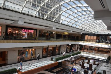 Houston, Tx - Nis 22: Houston Galleria alışveriş merkezi, Teksas, 22 Nisan 2019 tarihinde görüldüğü gibi. Houston Uptown District bulunan lüks bir karma kullanımlı kentsel gelişim alışveriş merkezi.