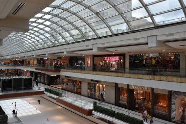 Houston, Tx - Nis 22: Houston Galleria alışveriş merkezi, Teksas, 22 Nisan 2019 tarihinde görüldüğü gibi. Houston Uptown District bulunan lüks bir karma kullanımlı kentsel gelişim alışveriş merkezi.