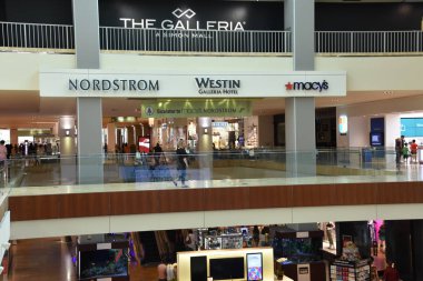Houston, Tx - Nis 22: Houston Galleria alışveriş merkezi, Teksas, 22 Nisan 2019 tarihinde görüldüğü gibi. Houston Uptown District bulunan lüks bir karma kullanımlı kentsel gelişim alışveriş merkezi.