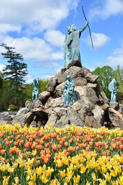纽约州奥尔巴尼 2019年5月11日 2019年郁金香节在纽约州奥尔巴尼华盛顿公园举行 首届郁金香节于1949年5月14日庆祝 是一年一度的盛会 — 图库照片
