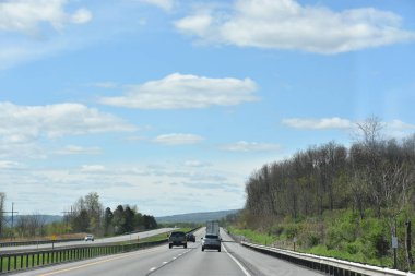 NEW YORK Eyaleti, ABD - 11 Mayıs 2020 'de görüldüğü üzere, ABD' nin taşrası New York 'tan geçiyor.