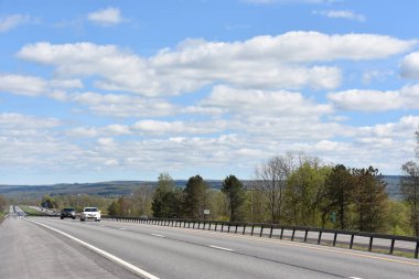 NEW YORK Eyaleti, ABD - 11 Mayıs 2020 'de görüldüğü üzere, ABD' nin taşrası New York 'tan geçiyor.