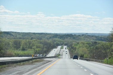 NEW YORK Eyaleti, ABD - 11 Mayıs 2020 'de görüldüğü üzere, ABD' nin taşrası New York 'tan geçiyor.