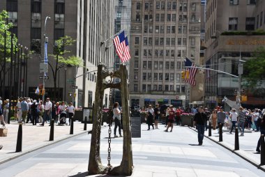 NEW YORK, NY - 18 Mayıs 2019 'da New York' taki Rockefeller Center 'da görülen heykeller.