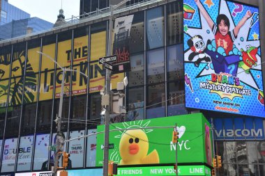New York, Ny - 18 Mayıs: Times Square, 18 Mayıs 2019'da görüldüğü gibi Manhattan'da Broadway Tiyatroları ve animasyonlu Led işaretleri ile yer aldı. New York ve Amerika Birleşik Devletleri'nin sembolüdür..