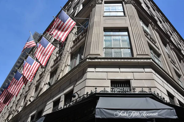 NEW YORK, New York - 18 Mayıs 2021 'de görüldüğü üzere, New York' taki 5. Cadde bayrak gemisi mağazası.