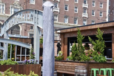 ATLANTIC CITY, NJ - 19 Mayıs 2019 'da görüldüğü gibi, New Jersey Atlantic City Boardwalk' ta Biergarten. Atlantic City kuzeydoğuda kumarhaneleri, sahil yolları ve plajlarıyla bilinen bir tatil beldesidir..