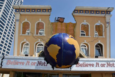 19 Mayıs 2019 'da New Jersey' deki Atlantic City Boardwalk 'ta Ripleys ister inanın ister inanmayın. Atlantic City kuzeydoğuda kumarhaneleri, sahil yolları ve plajlarıyla bilinen bir tatil beldesidir..