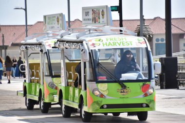 Atlantic City, Nj - 19 Mayıs: New Jersey'deki Atlantic City Boardwalk'ta tramvay turları, 19 Mayıs 2019'da görüldüğü gibi. Atlantic City kuzeydoğuda kumarhaneleri, kaldırımları ve plajı ile ünlü bir tatil şehridir..