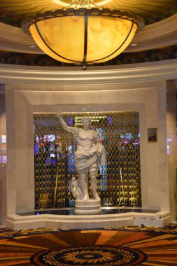 ATLANTIC CITY, NJ - 19 Mayıs 2019 'da New Jersey Atlantic City Boardwalk' ta Caesars Hotel ve Casino 'da görüldü. Atlantic City kuzeydoğuda kumarhaneleri, sahil yolları ve plajlarıyla bilinen bir tatil beldesidir..