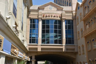 ATLANTIC CITY, NJ - 19 Mayıs 2019 'da New Jersey Atlantic City Boardwalk' ta Caesars Hotel ve Casino 'da görüldü. Atlantic City kuzeydoğuda kumarhaneleri, sahil yolları ve plajlarıyla bilinen bir tatil beldesidir..